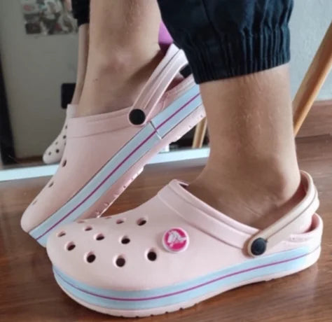 Sandália CROCS  – Conforto e Estilo para o Dia a Dia!